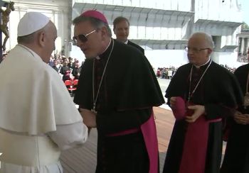 Il saluto di Papa Francesco a mons.Coccia. Nell'immagine si distingue anche l'Arcivescovo di Urbino Tani