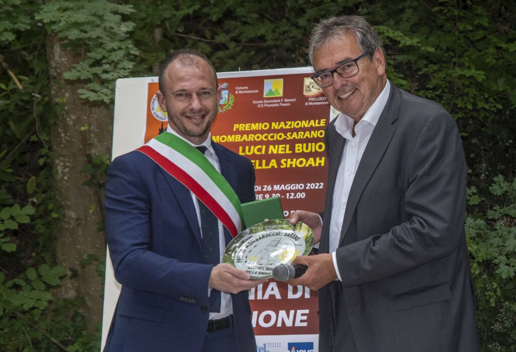 Il sindaco di Mombaroccio Emanuele Petrucci premia Peter Kuspert genero del comandante Erich Eder