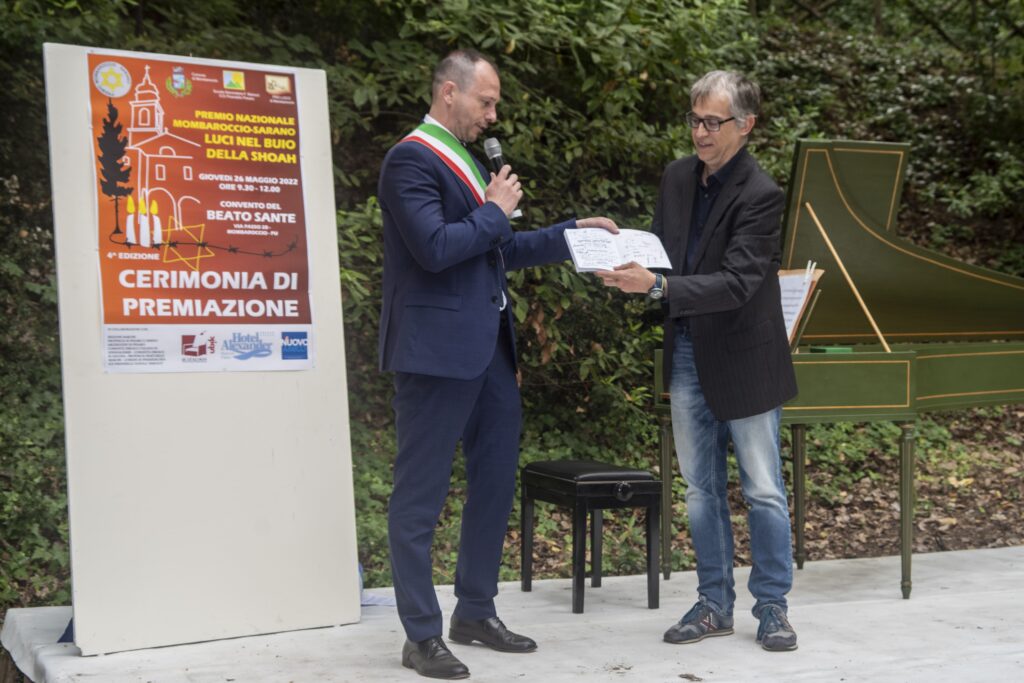 Il sindaco di Mombaroccio premia il giornalista Roberto Mazzoli
