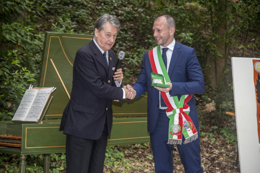 Alessandro Marcucci Pìnoli di Valfesina premiato dal Sindaco Petrucci